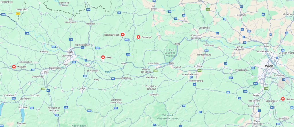 Kartenausschnitt von Ober- und Niederösterreich bis in den Großraum Wien. Sichtbar sind Donau und Hauptverkehrsachsen (A1 u. a.). Mehrere rote Markierungspunkte: nördlich von Grein/Donau bei Königswiesen, östlich von Grein bei Perg, im Waldviertel bei Bärnkopf sowie südöstlich von Wien bei Seibersdorf. Weitere Pins westlich von Linz und südlich von Amstetten; Städte wie Linz, St. Pölten und Wien dienen als Orientierung.